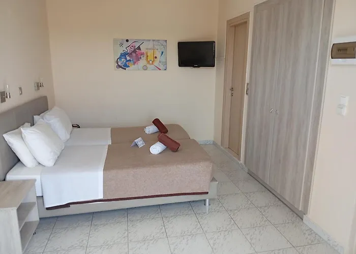 Leonidas Hotel & Studios