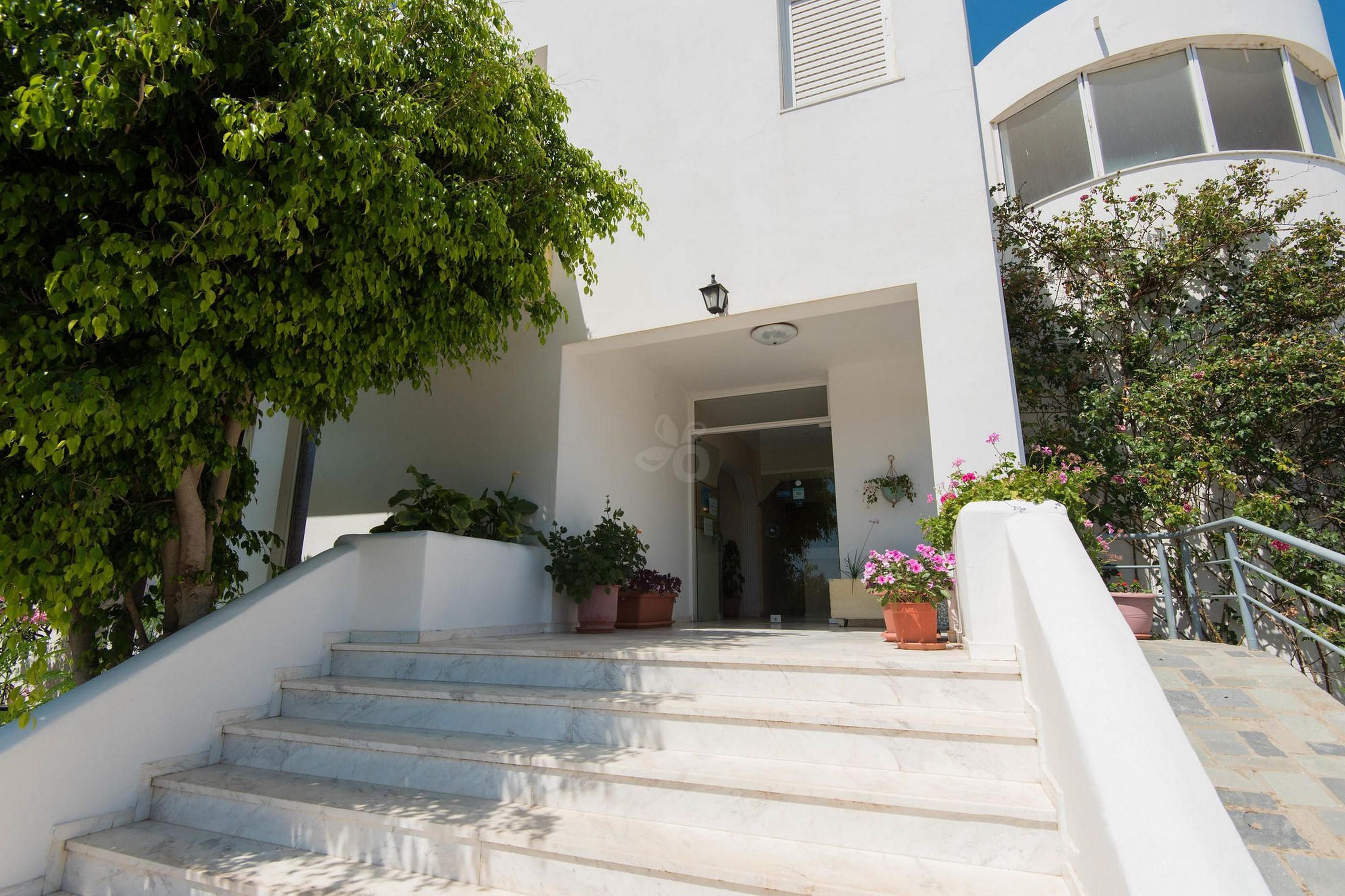 Leonidas & Hotel
