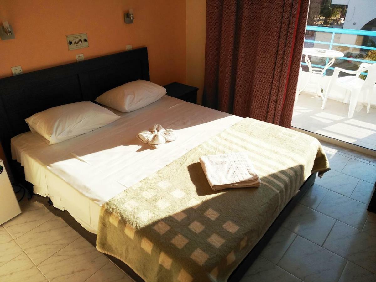 Leonidas & Hotel